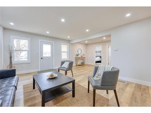 4537 Westchester Bourne, Belmont, ON - Indoor Photo Showing Living Room