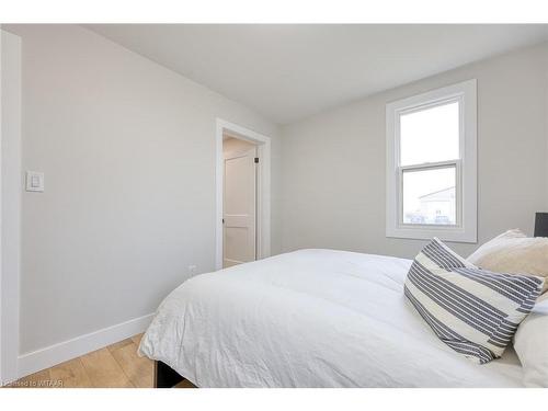 4537 Westchester Bourne, Belmont, ON - Indoor Photo Showing Bedroom