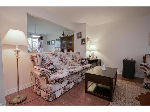 30-380 Quarter Town Line, Tillsonburg, ON - Indoor Photo Showing Living Room