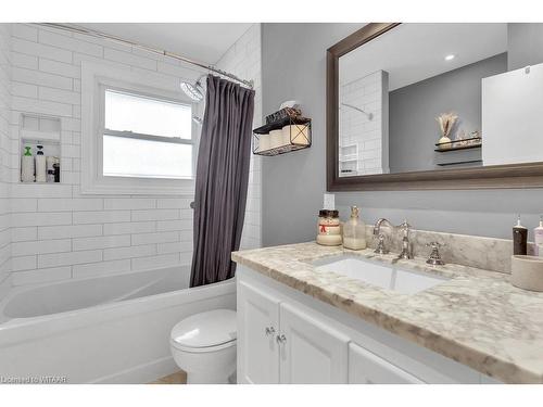 211 Quarterline Road, Tillsonburg, ON - Indoor Photo Showing Bathroom