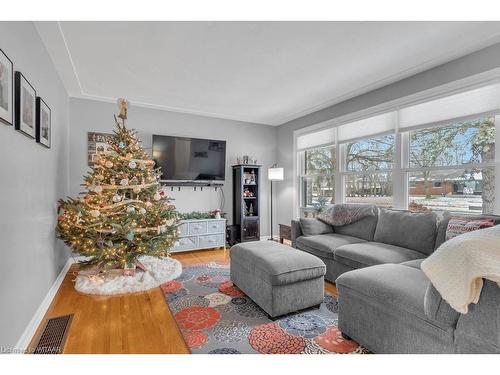 211 Quarterline Road, Tillsonburg, ON - Indoor Photo Showing Living Room