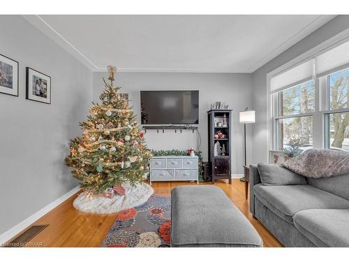 211 Quarterline Road, Tillsonburg, ON - Indoor Photo Showing Living Room