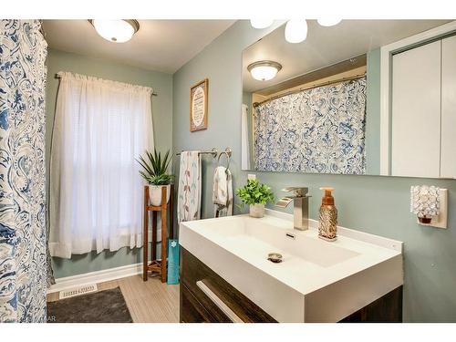 32 Pearl Street, Tillsonburg, ON - Indoor Photo Showing Bathroom