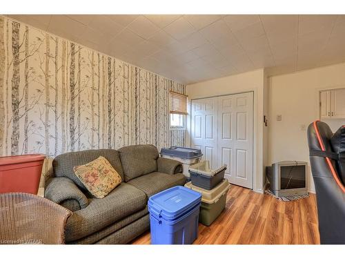 13 Oxford Street, Woodstock, ON - Indoor Photo Showing Living Room