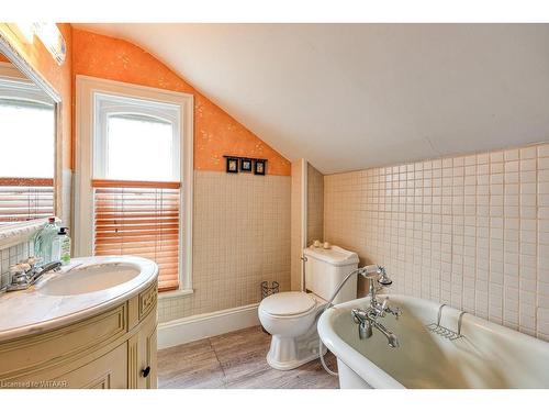 13 Oxford Street, Woodstock, ON - Indoor Photo Showing Bathroom