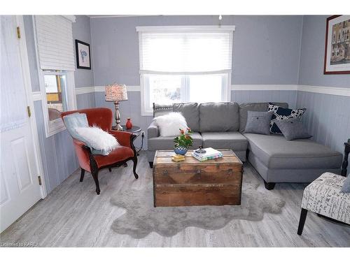 270 Victoria Avenue, Gananoque, ON - Indoor Photo Showing Living Room