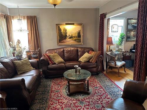 124 Arthur Street, Gananoque, ON - Indoor Photo Showing Living Room