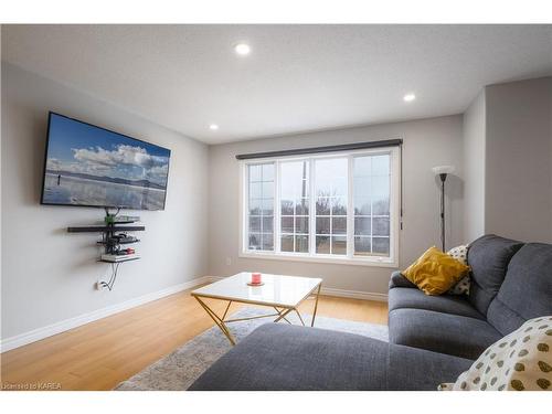 132 Briceland Street, Kingston, ON - Indoor Photo Showing Living Room