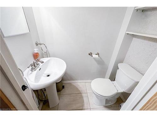 370 Victoria Street, Kingston, ON - Indoor Photo Showing Bathroom