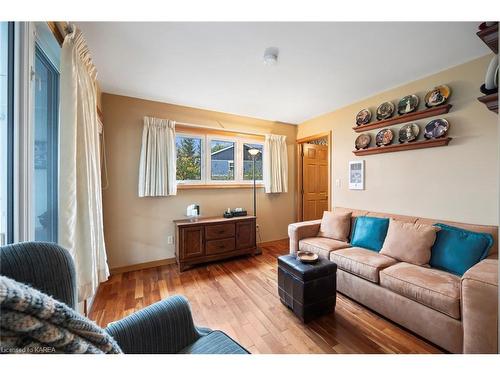 478 Sherman Point Road, Napanee, ON - Indoor Photo Showing Living Room