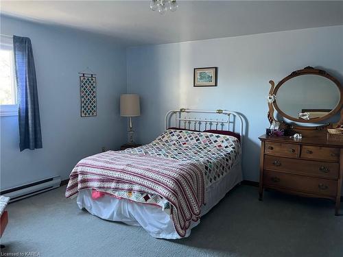 7362 Perth Road, South Frontenac, ON - Indoor Photo Showing Bedroom