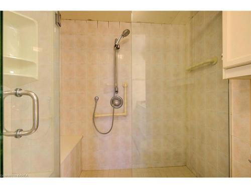 602-185 Ontario Street, Kingston, ON - Indoor Photo Showing Bathroom