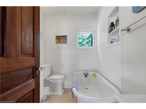 1 Pitch Pine Island, Battersea, ON - Indoor Photo Showing Bathroom