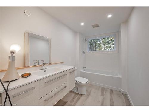 414 Old River Road, Mallorytown, ON - Indoor Photo Showing Bathroom