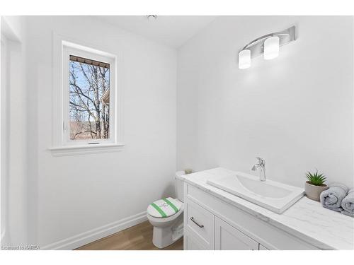 4760 Snider Rd W/S Road, Verona, ON - Indoor Photo Showing Bathroom