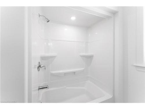 4760 Snider Rd W/S Road, Verona, ON - Indoor Photo Showing Bathroom