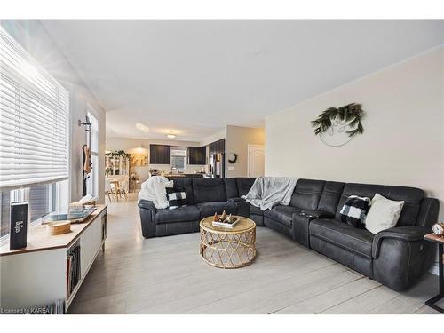 1621 Brookedayle Avenue, Kingston, ON - Indoor Photo Showing Living Room