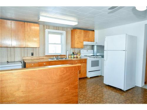 351 Garden Street E, Gananoque, ON - Indoor Photo Showing Kitchen With Double Sink