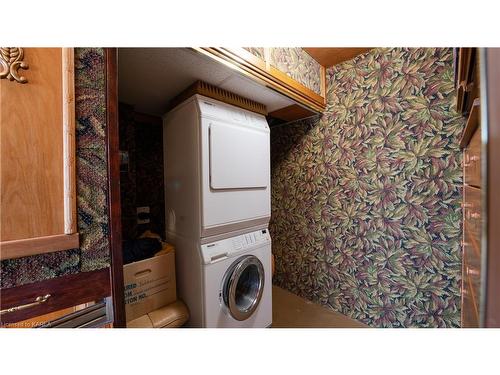 1407-185 Ontario Street, Kingston, ON - Indoor Photo Showing Laundry Room