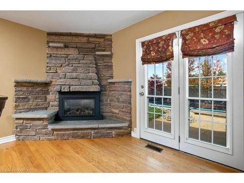 302 Avenue Road, Kingston, ON - Indoor Photo Showing Living Room With Fireplace