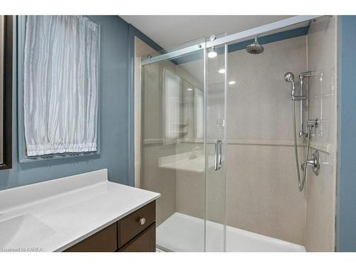 302 Avenue Road, Kingston, ON - Indoor Photo Showing Bathroom