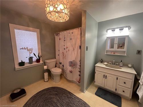 22 Glastonbury Road, Northbrook, ON - Indoor Photo Showing Bathroom