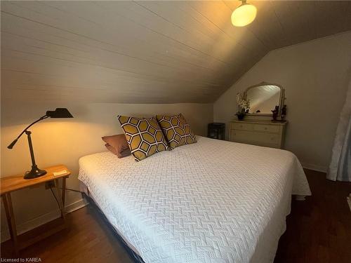 22 Glastonbury Road, Northbrook, ON - Indoor Photo Showing Bedroom
