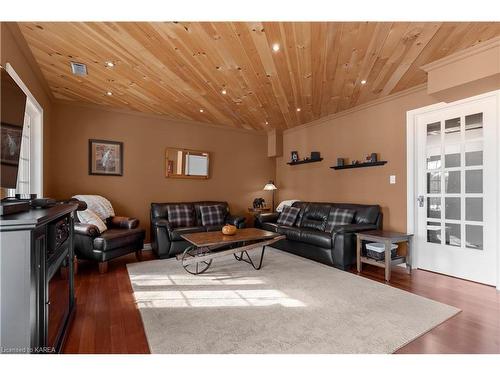 1282 Richmond Lane, Parham, ON - Indoor Photo Showing Living Room