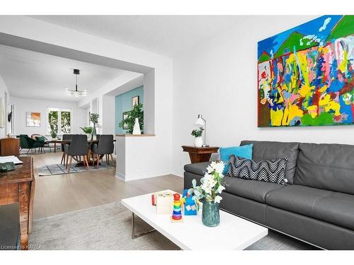 32 Yonge Street, Kingston, ON - Indoor Photo Showing Living Room