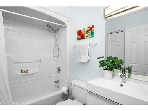 32 Yonge Street, Kingston, ON - Indoor Photo Showing Bathroom