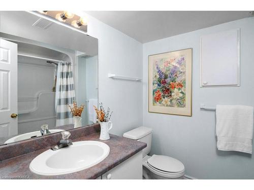32 Yonge Street, Kingston, ON - Indoor Photo Showing Bathroom