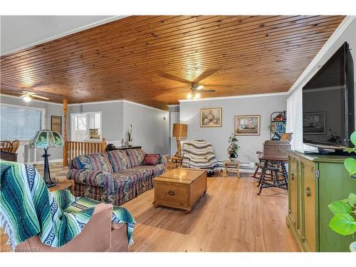 1538 Highway 15, Elgin, ON - Indoor Photo Showing Living Room
