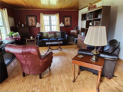 578 Brown Road, Enterprise, ON - Indoor Photo Showing Living Room