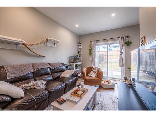 171 Briceland Street, Kingston, ON - Indoor Photo Showing Living Room