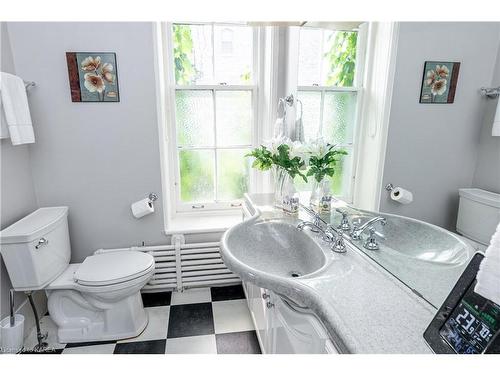 26 Centre Street, Kingston, ON - Indoor Photo Showing Bathroom
