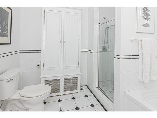 26 Centre Street, Kingston, ON - Indoor Photo Showing Bathroom