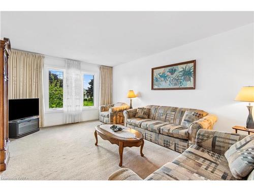413 Kingsdale Avenue, Kingston, ON - Indoor Photo Showing Living Room