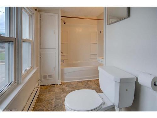 352 Macdonnell Street, Kingston, ON - Indoor Photo Showing Bathroom