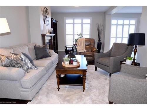 1107 Woodhaven Drive, Kingston, ON - Indoor Photo Showing Living Room