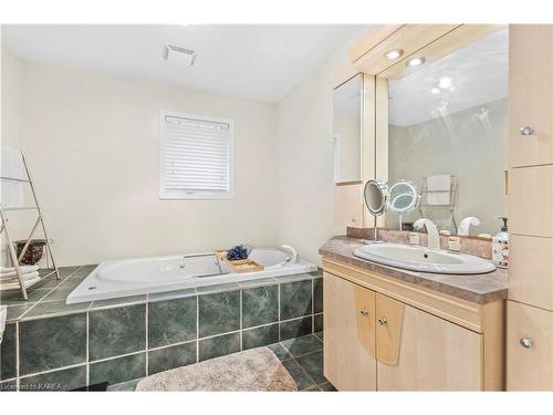 101 Nina'S Lane, Kingston, ON - Indoor Photo Showing Bathroom