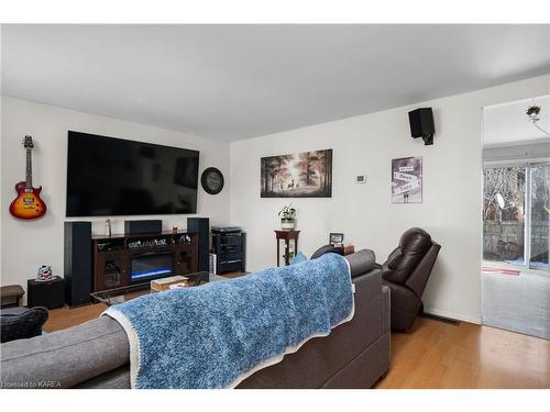 875 Oakview Avenue, Kingston, ON - Indoor Photo Showing Living Room