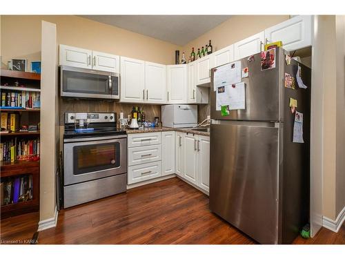 240 Wellington Street, Kingston, ON - Indoor Photo Showing Kitchen