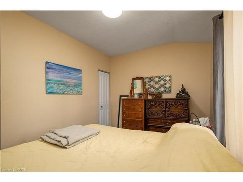 240 Wellington Street, Kingston, ON - Indoor Photo Showing Bedroom