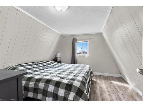 5115 Bath Road, Bath, ON - Indoor Photo Showing Bedroom