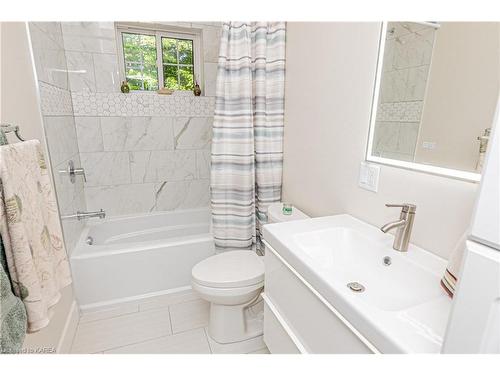 81 Edgewater Lane, Lansdowne, ON - Indoor Photo Showing Bathroom