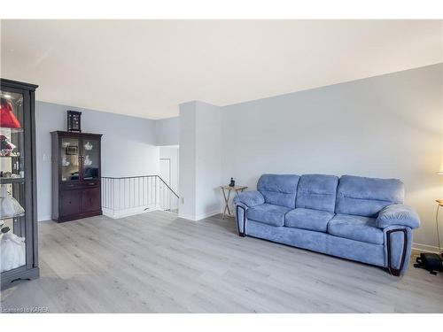 910 Cresthill Street, Kingston, ON - Indoor Photo Showing Living Room