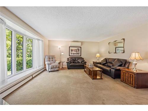 371 Maple Street, Deseronto, ON - Indoor Photo Showing Living Room