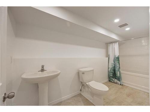 442 College Street, Kingston, ON - Indoor Photo Showing Bathroom