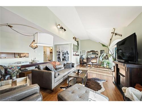 605-2 Bay Street, Kingston, ON - Indoor Photo Showing Living Room