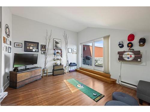 605-2 Bay Street, Kingston, ON - Indoor Photo Showing Living Room